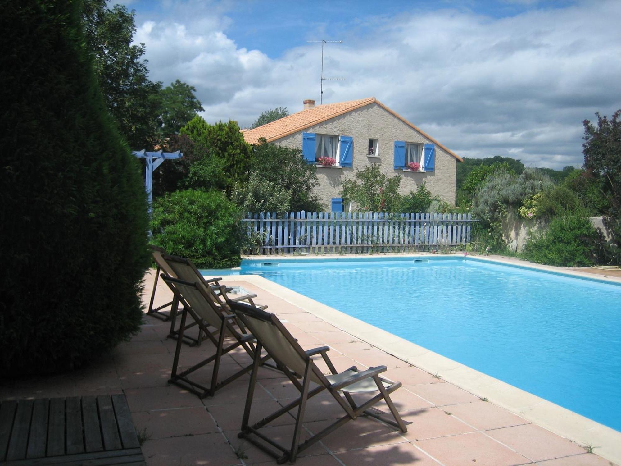 Les Pierres Blanches Bed and Breakfast Bonneuil-Matours Εξωτερικό φωτογραφία