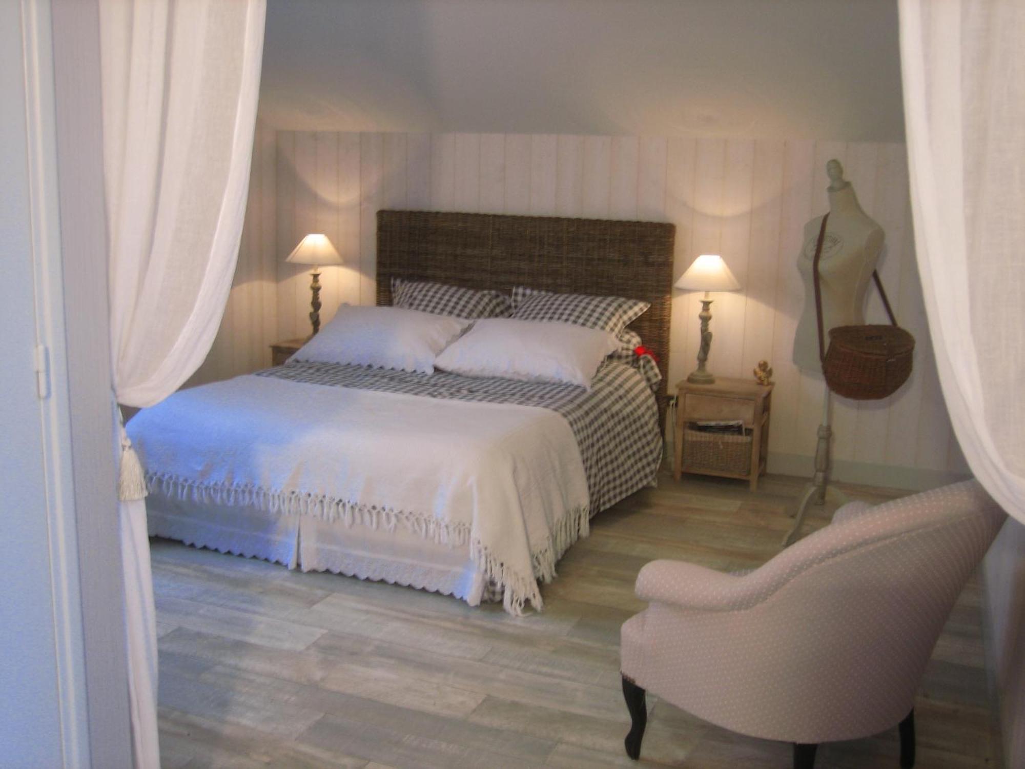 Les Pierres Blanches Bed and Breakfast Bonneuil-Matours Εξωτερικό φωτογραφία